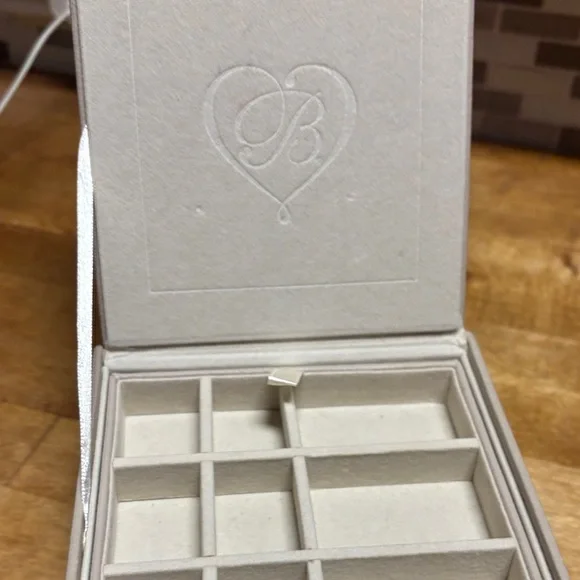 Brighton Cream Jewelry Organizer with Brighton DustBag - Picture 2 of 9